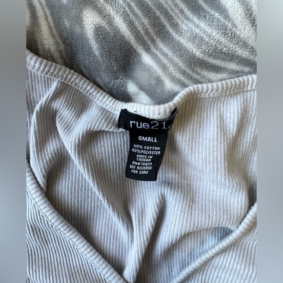 White Top🤍 - Picture 2 of 2